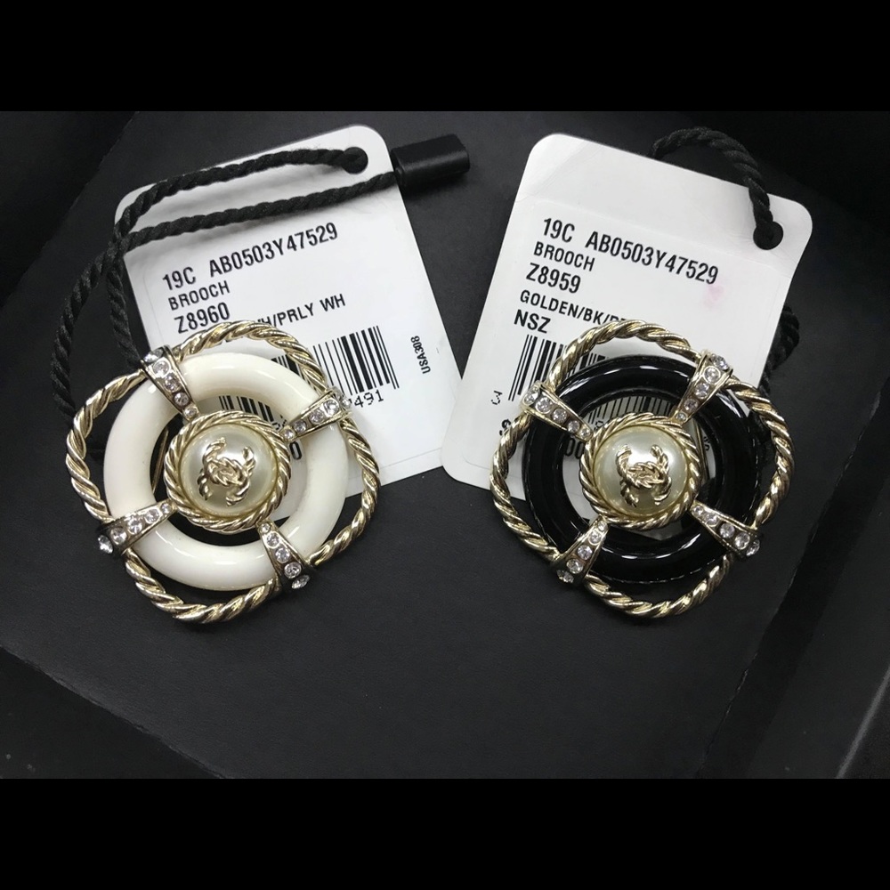 CHANEL BROOCH WHITE COLOR (sold black)